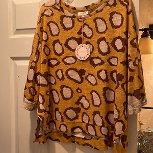 NWT giraffe print three-quarter length sleeve shirt medium
